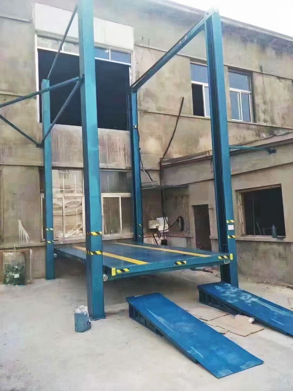 山東升降機(jī)廠家品牌、鏈條導(dǎo)軌式液壓升降機(jī)設(shè)計(jì)制造、安裝調(diào)試維修
