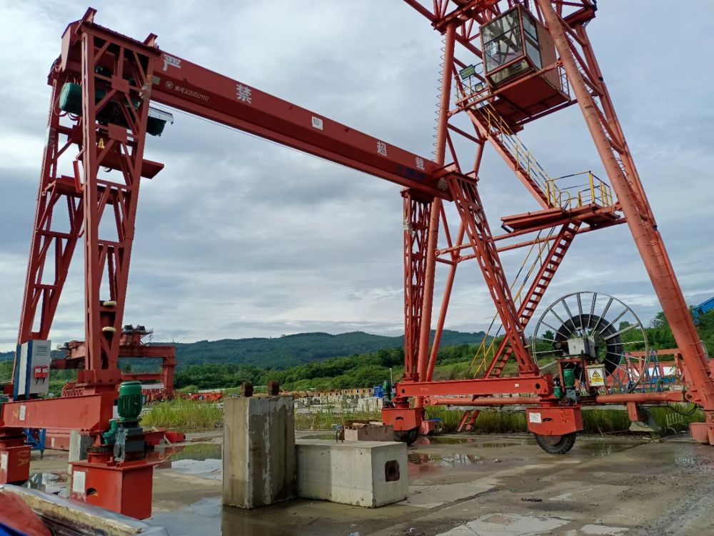 輪胎式電動單梁門式起重機(jī)、工程龍門吊生產(chǎn)廠家、價(jià)格報(bào)價(jià)單