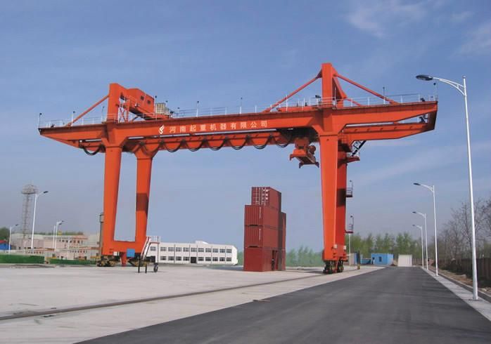 軌道式集裝箱門(mén)式起重機(jī)特點(diǎn)