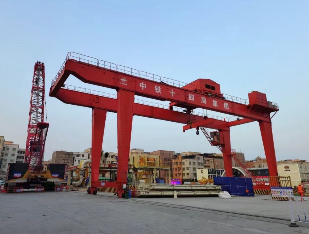 MH型雙主梁門式起重機(jī)。U型地鐵出渣機(jī)、翻渣機(jī)制造安裝、租賃服務(wù)