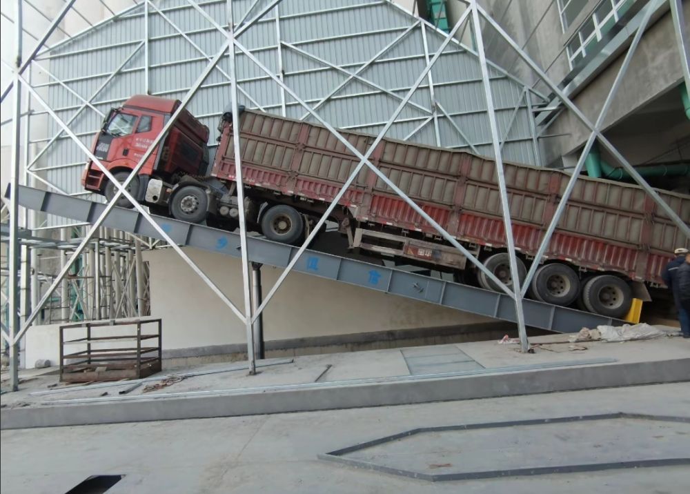 河南愛信后翻式液壓卸車平臺(tái)、液壓翻板機(jī)、卸車設(shè)備廠家、價(jià)格