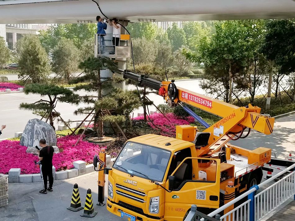 高空作業(yè)車(chē).jpg