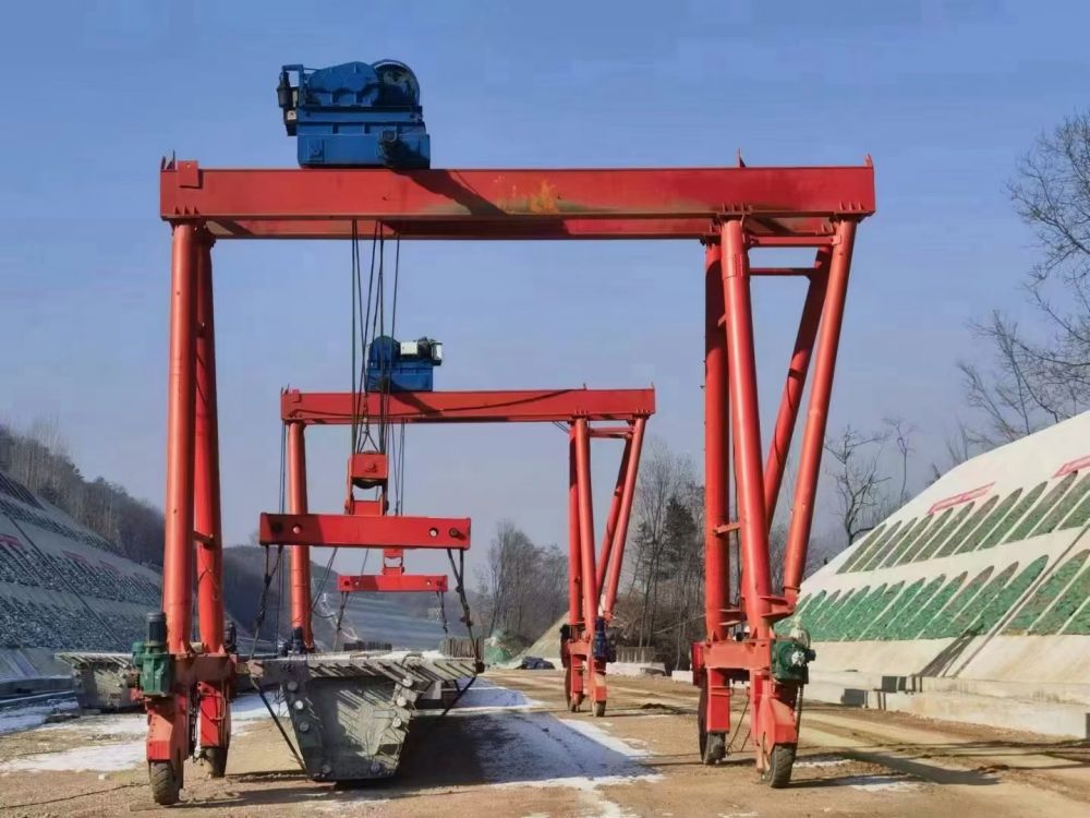 廣東提梁機(jī)、移梁機(jī)、輪胎式自行走門式起重機(jī)