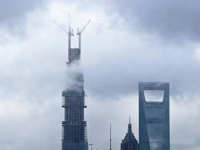 離地面400米的塔吊，操作員是如何爬上去的？