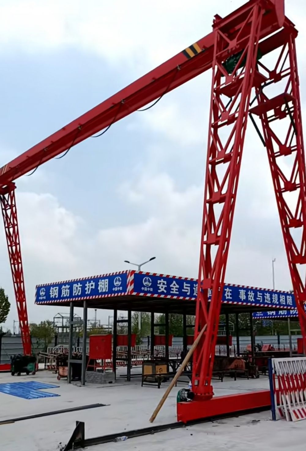單梁龍門吊廠家、MH型電動(dòng)單梁門式起重機(jī)價(jià)格