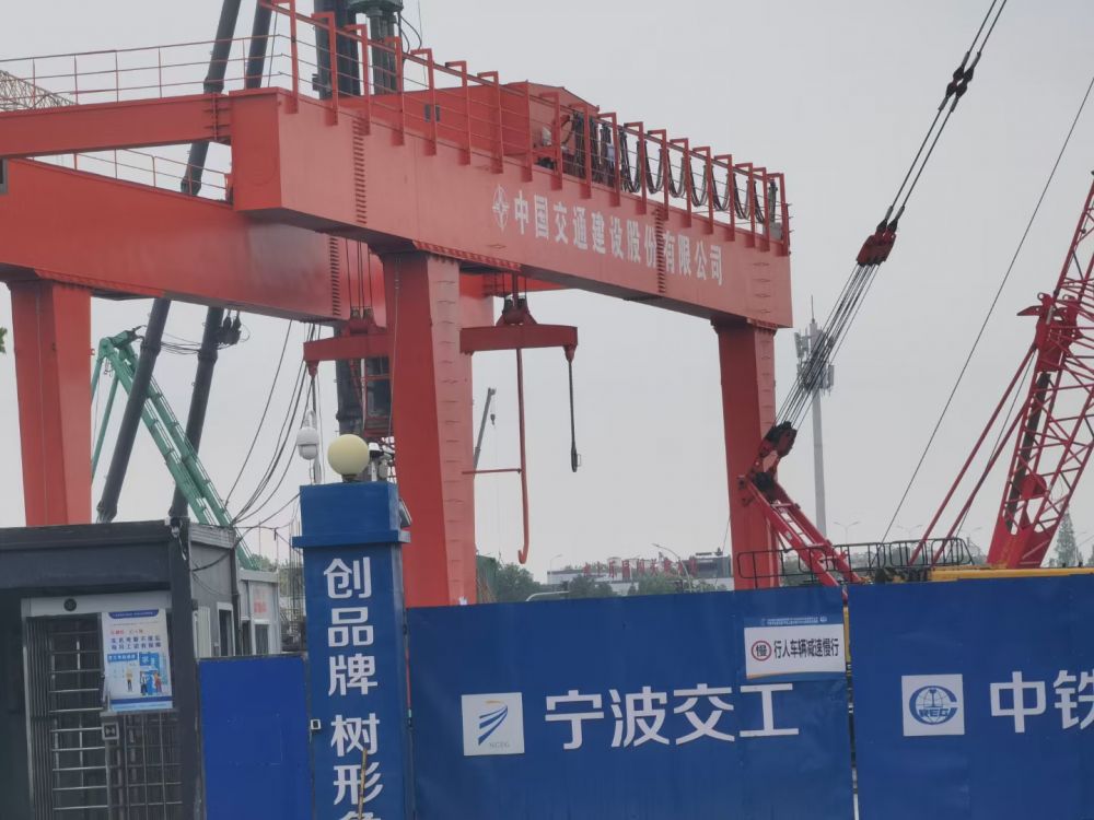 地鐵出渣機(jī)、雙梁門式起重機(jī)、龍門吊出渣機(jī)