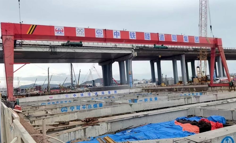 MHE型雙葫蘆單梁門式起重機(jī).jpg