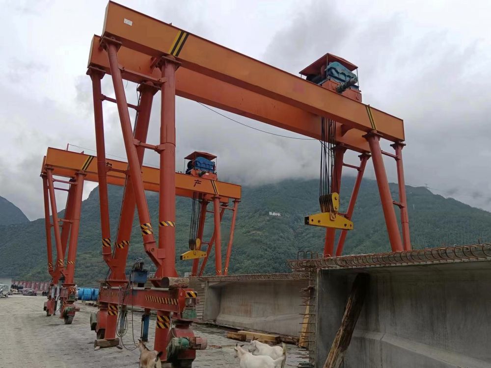 河南龍門吊、無軌自行走龍門吊、無軌提梁機(jī)廠家、價(jià)格