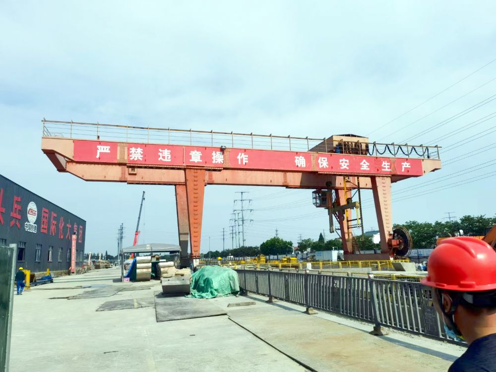 雙梁門式起重機(jī)、地鐵出渣機(jī)、工程龍門吊設(shè)計(jì)制造、安裝搬遷維修
