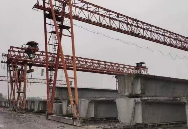 河南提梁機(jī)廠家、路橋門式起重機(jī)、路橋門機(jī)、工程龍門吊生產(chǎn)租賃