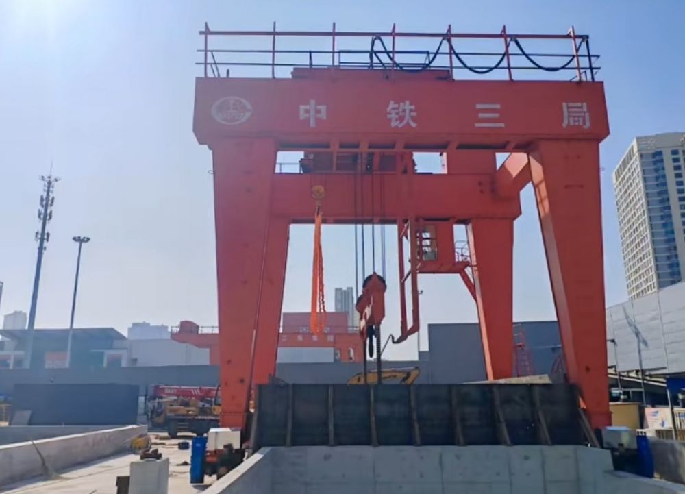 天津地鐵出渣機(jī)、地鐵出渣門式起重機(jī)、出渣龍門吊租賃