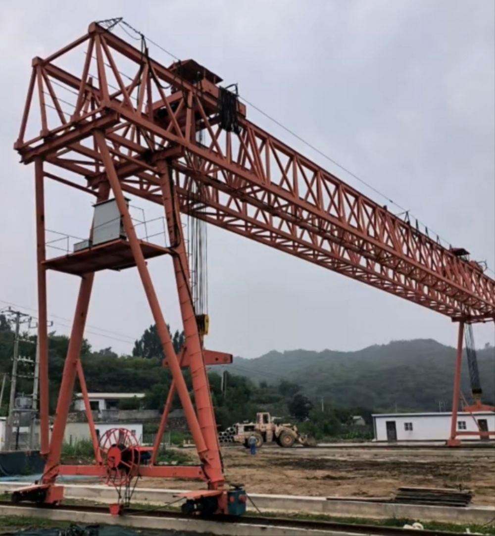 陜西西安提梁機(jī)、提梁門式起重機(jī)、工程龍門吊租賃服務(wù)